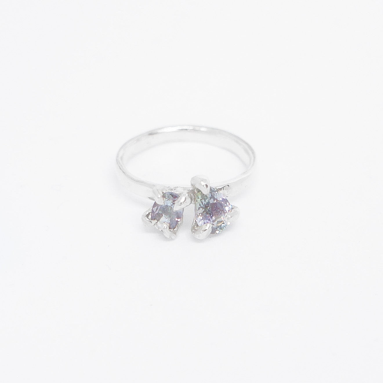Silver ring toi et moi design with gemstone on a white background
